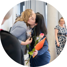 Zwei Frauen umarmen sich | © Simone Hryzyk/AWO Bremerhaven