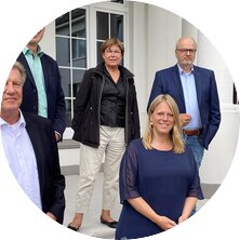 Besuch im Pflegezentrum Villa Schocken (im Bild von links): AWO Vorstandsvorsitzender Dr. Uwe Lissau, AWO Geschäftsführer Siegmar Weegen, AWO Vorstandsmitglied Sybille Böschen, Senatorin Maike Schaefer, Heinfried Becker (Büroleiter Bremerhaven energiekonsens) und energiekonsens-Geschäftsführer Martin Grocholl. Foto: Thomas Krüger Besuch im Pflegezentrum Villa Schocken (im Bild von links): AWO Vorstandsvorsitzender Dr. Uwe Lissau, AWO Geschäftsführer Siegmar Weegen, AWO Vorstandsmitglied Sybille Böschen, Senatorin Maike Schaefer, Heinfried Becker (Büroleiter Bremerhaven energiekonsens) und energiekonsens-Geschäftsführer Martin Grocholl. Foto: Thomas Krüger
