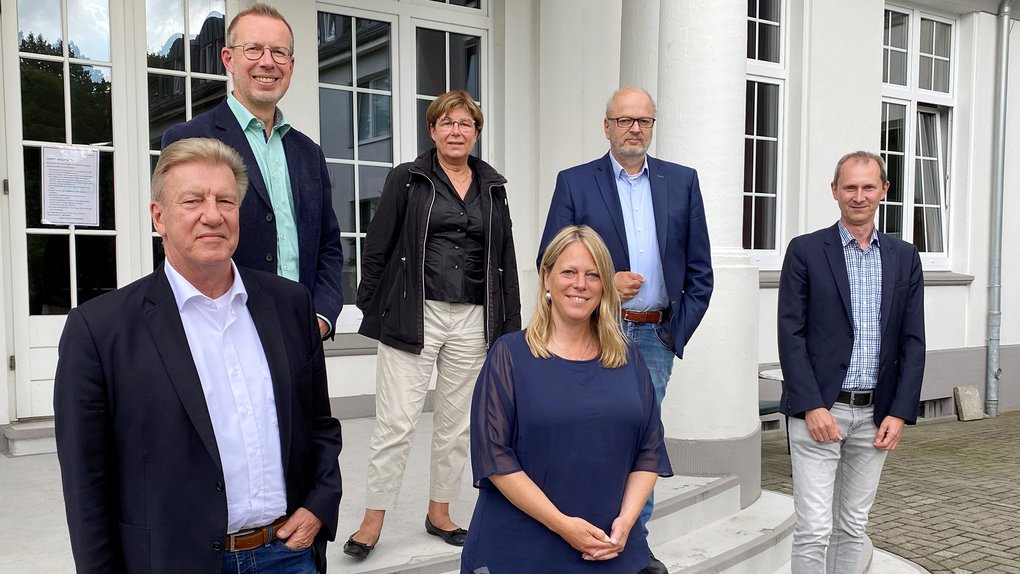 Besuch im Pflegezentrum Villa Schocken (im Bild von links): AWO Vorstandsvorsitzender Dr. Uwe Lissau, AWO Geschäftsführer Siegmar Weegen, AWO Vorstandsmitglied Sybille Böschen, Senatorin Maike Schaefer, Heinfried Becker (Büroleiter Bremerhaven energiekonsens) und energiekonsens-Geschäftsführer Martin Grocholl. Foto: Thomas Krüger Besuch im Pflegezentrum Villa Schocken (im Bild von links): AWO Vorstandsvorsitzender Dr. Uwe Lissau, AWO Geschäftsführer Siegmar Weegen, AWO Vorstandsmitglied Sybille Böschen, Senatorin Maike Schaefer, Heinfried Becker (Büroleiter Bremerhaven energiekonsens) und energiekonsens-Geschäftsführer Martin Grocholl. Foto: Thomas Krüger