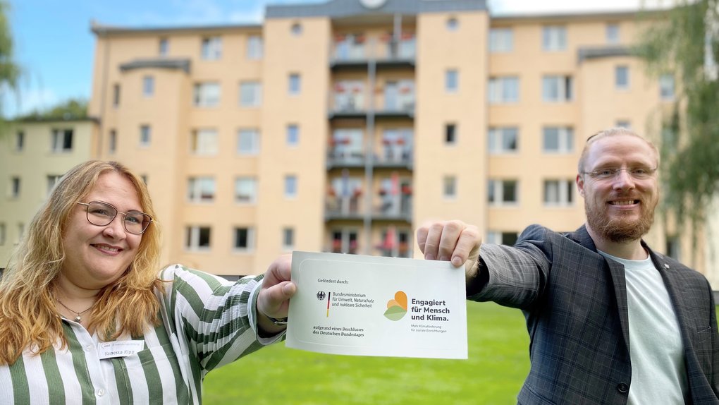 Neue Beschattung für die Bewohner*innenzimmer im Gerhard-van-Heukelum-Haus der AWO Bremerhaven: Einrichtungsleitung Vanessa Kipp und Projektkoordinator Martin Schneider freuen sich über den Zuwendungsbescheid aus Berlin. Foto: Thomas Krüger