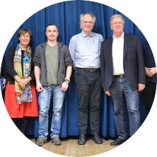 Der neugewählte Vorstand des AWO Landesverbandes Bremen e.V. (von links): Beisitzer Jochen Mertin, stellvertretende Vorsitzende Sybille Böschen, der Vertreter des AWO Jugendwerks Hauke Rompel, Beisitzer Stefaan Jacobs, Vorsitzender Dr. Uwe Lissau, Beisitzerin Larissa Krümpfer und Beisitzer Erich Kruschel. Nicht im Bild ist Sarah Ryglewski, die zu Koalitionsverhandlungen in Berlin weilt. | © AWO/Anke Wiebersiek Der neugewählte Vorstand des AWO Landesverbandes Bremen e.V. (von links): Beisitzer Jochen Mertin, stellvertretende Vorsitzende Sybille Böschen, der Vertreter des AWO Jugendwerks Hauke Rompel, Beisitzer Stefaan Jacobs, Vorsitzender Dr. Uwe Lissau, Beisitzerin Larissa Krümpfer und Beisitzer Erich Kruschel. Nicht im Bild ist Sarah Ryglewski, die zu Koalitionsverhandlungen in Berlin weilt. | © AWO/Anke Wiebersiek