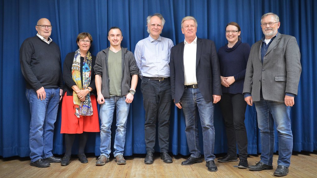 Der neugewählte Vorstand des AWO Landesverbandes Bremen e.V. (von links): Beisitzer Jochen Mertin, stellvertretende Vorsitzende Sybille Böschen, der Vertreter des AWO Jugendwerks Hauke Rompel, Beisitzer Stefaan Jacobs, Vorsitzender Dr. Uwe Lissau, Beisitzerin Larissa Krümpfer und Beisitzer Erich Kruschel. Nicht im Bild ist Sarah Ryglewski, die zu Koalitionsverhandlungen in Berlin weilt. | © AWO/Anke Wiebersiek Der neugewählte Vorstand des AWO Landesverbandes Bremen e.V. (von links): Beisitzer Jochen Mertin, stellvertretende Vorsitzende Sybille Böschen, der Vertreter des AWO Jugendwerks Hauke Rompel, Beisitzer Stefaan Jacobs, Vorsitzender Dr. Uwe Lissau, Beisitzerin Larissa Krümpfer und Beisitzer Erich Kruschel. Nicht im Bild ist Sarah Ryglewski, die zu Koalitionsverhandlungen in Berlin weilt. | © AWO/Anke Wiebersiek