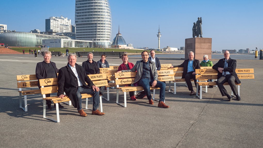 Von links: Dr. Ralf Meyer (Erlebnis Bremerhaven), Dr. Uwe Lissau (Vorstandsvorsitzender AWO Kreisverband Bremerhaven e.V.), Mike Heilmann (Werbegemeinschaft Alte Bürger), Insa Rabbel (BiS Stabsstelle Standortmarketing), Ute Möhle (Nord-Süd-Forum), Gerd Engelbrecht (Stadtbäckerei Engelbrecht), Olaf Schröder (Fischereihafen-Betriebsgesellschaft), Bernd Meenzen (Wespa), Gertrud Wiehler (Aktionsbündnis gegen Rechts), Eckart Kroon (Geschäftsführer AWO Bremerhaven). | © AWO Bremerhaven / Simone Hryzyk Von links: Dr. Ralf Meyer (Erlebnis Bremerhaven), Dr. Uwe Lissau (Vorstandsvorsitzender AWO Kreisverband Bremerhaven e.V.), Mike Heilmann (Werbegemeinschaft Alte Bürger), Insa Rabbel (BiS Stabsstelle Standortmarketing), Ute Möhle (Nord-Süd-Forum), Gerd Engelbrecht (Stadtbäckerei Engelbrecht), Olaf Schröder (Fischereihafen-Betriebsgesellschaft), Bernd Meenzen (Wespa), Gertrud Wiehler (Aktionsbündnis gegen Rechts), Eckart Kroon (Geschäftsführer AWO Bremerhaven). | © AWO Bremerhaven / Simone Hryzyk