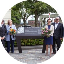 Lydia Struck (Urgroßnichte von Marie Juchacz), AWO-Geschäftsführer Eckart Kroon, Sopranistin Svenja Heuwinkel, Irene von Twistern (Beisitzerin Stadtverordnetenversammlung), Dr. Claudia Bogedan (Geschäftsfüherin Hans-Böckler-Stiftung und frühere Bremer Bildungssenatorin), Oberbürgermeister Melf Grantz, AWO-Kreisvorsitzender Dr. Uwe Lissau und Dr. Simone Blaschka, Direktorin des Deutschen Auswandererhauses. | © AWO Bremerhaven/Simone Hryzyk Lydia Struck (Urgroßnichte von Marie Juchacz), AWO-Geschäftsführer Eckart Kroon, Sopranistin Svenja Heuwinkel, Irene von Twistern (Beisitzerin Stadtverordnetenversammlung), Dr. Claudia Bogedan (Geschäftsfüherin Hans-Böckler-Stiftung und frühere Bremer Bildungssenatorin), Oberbürgermeister Melf Grantz, AWO-Kreisvorsitzender Dr. Uwe Lissau und Dr. Simone Blaschka, Direktorin des Deutschen Auswandererhauses. | © AWO Bremerhaven/Simone Hryzyk