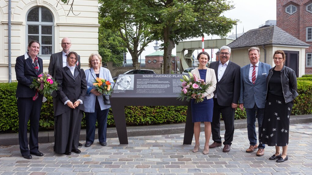 Lydia Struck (Urgroßnichte von Marie Juchacz), AWO-Geschäftsführer Eckart Kroon, Sopranistin Svenja Heuwinkel, Irene von Twistern (Beisitzerin Stadtverordnetenversammlung), Dr. Claudia Bogedan (Geschäftsfüherin Hans-Böckler-Stiftung und frühere Bremer Bildungssenatorin), Oberbürgermeister Melf Grantz, AWO-Kreisvorsitzender Dr. Uwe Lissau und Dr. Simone Blaschka, Direktorin des Deutschen Auswandererhauses.   | © AWO Bremerhaven/Simone Hryzyk