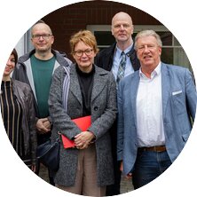 Kathrin Steffens (Fachbereichsleitung AWO Bremerhaven), Matthias Zemke (pädagogischer Mitarbeiter), Daniela Behrens (Sozialministerin), Eckart Kroon (Geschäftsführer AWO Bremerhaven) und Dr. Uwe Lissau (Vorstandsvorsitzender AWO Bremerhaven) | © AWO/Simone Hryzyk Kathrin Steffens (Fachbereichsleitung AWO Bremerhaven), Matthias Zemke (pädagogischer Mitarbeiter), Daniela Behrens (Sozialministerin), Eckart Kroon (Geschäftsführer AWO Bremerhaven) und Dr. Uwe Lissau (Vorstandsvorsitzender AWO Bremerhaven) | © AWO/Simone Hryzyk