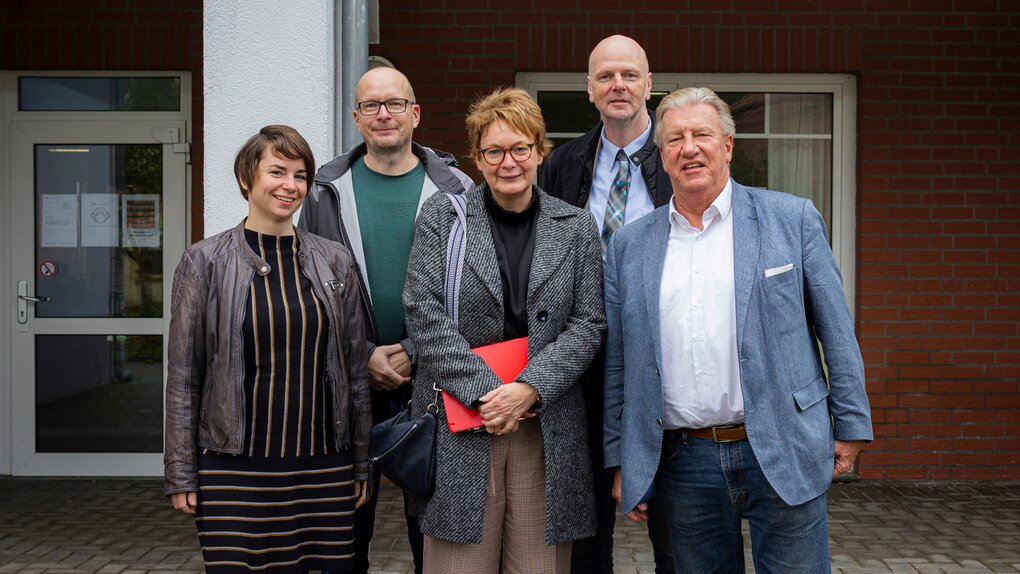 Kathrin Steffens (Fachbereichsleitung AWO Bremerhaven), Matthias Zemke (pädagogischer Mitarbeiter), Daniela Behrens (Sozialministerin), Eckart Kroon (Geschäftsführer AWO Bremerhaven) und Dr. Uwe Lissau (Vorstandsvorsitzender AWO Bremerhaven) | © AWO/Simone Hryzyk Kathrin Steffens (Fachbereichsleitung AWO Bremerhaven), Matthias Zemke (pädagogischer Mitarbeiter), Daniela Behrens (Sozialministerin), Eckart Kroon (Geschäftsführer AWO Bremerhaven) und Dr. Uwe Lissau (Vorstandsvorsitzender AWO Bremerhaven) | © AWO/Simone Hryzyk