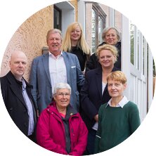 Untere Reihe, v.l.: AWO-Geschäftsführer Eckart Kroon, Sybille Böschen (Stellv. Vorstandsvorsitzende AWO Bremerhaven), Martina Völger (Leiterin des Amtes für Jugend, Familie und Frauen) mittlere Reihe, v.l.: Dr. Uwe Lissau (Vorstandsvorsitzender AWO Bremerhaven), Silke Rupietta (AWO Fachbereichsleitung), obere Reihe, v.l.: Heike Uffenbrink (Aufsichtsrat AWO und Leiterin der Volkshochschule Cuxhaven) und Barbara Riechers-Kuhlmann (Stellv. Vorstandsvorsitzende AWO Bremerhaven) | © AWO Bremerhaven/Simone Hryzyk Untere Reihe, v.l.: AWO-Geschäftsführer Eckart Kroon, Sybille Böschen (Stellv. Vorstandsvorsitzende AWO Bremerhaven), Martina Völger (Leiterin des Amtes für Jugend, Familie und Frauen) mittlere Reihe, v.l.: Dr. Uwe Lissau (Vorstandsvorsitzender AWO Bremerhaven), Silke Rupietta (AWO Fachbereichsleitung), obere Reihe, v.l.: Heike Uffenbrink (Aufsichtsrat AWO und Leiterin der Volkshochschule Cuxhaven) und Barbara Riechers-Kuhlmann (Stellv. Vorstandsvorsitzende AWO Bremerhaven) | © AWO Bremerhaven/Simone Hryzyk