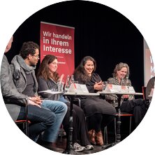 Podiumsdiskussion über Rassismus: AWO Geschäftsführer Eckart Kroon, Michael Mindermann, Astrid Bormann, Ikram Errahmouni-Rimi, Dr. Margaret Brugman und Fuat Kamcili (von links).         | © AWO Bremerhaven/Simone Hryzyk