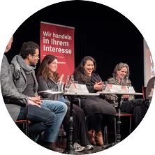 Podiumsdiskussion über Rassismus: AWO Geschäftsführer Eckart Kroon, Michael Mindermann, Astrid Bormann, Ikram Errahmouni-Rimi, Dr. Margaret Brugman und Fuat Kamcili (von links).         | © AWO Bremerhaven/Simone Hryzyk