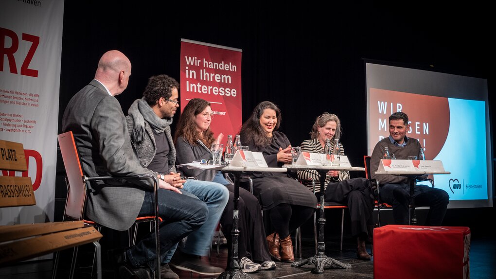 Podiumsdiskussion über Rassismus: AWO Geschäftsführer Eckart Kroon, Michael Mindermann, Astrid Bormann, Ikram Errahmouni-Rimi, Dr. Margaret Brugman und Fuat Kamcili (von links). | © AWO Bremerhaven/Simone Hryzyk Podiumsdiskussion über Rassismus: AWO Geschäftsführer Eckart Kroon, Michael Mindermann, Astrid Bormann, Ikram Errahmouni-Rimi, Dr. Margaret Brugman und Fuat Kamcili (von links). | © AWO Bremerhaven/Simone Hryzyk