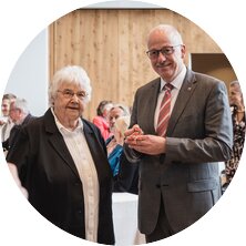 Im Auftrag des Bundespräsidenten zeichnete Bremerhavens Stadtverordnetenvorsteher Torsten von Haaren die 82-Jährige in den Räumen des Deutschen Auswandererhauses mit dem Orden aus | © AWO Bremerhaven/Simone Hryzyk Im Auftrag des Bundespräsidenten zeichnete Bremerhavens Stadtverordnetenvorsteher Torsten von Haaren die 82-Jährige in den Räumen des Deutschen Auswandererhauses mit dem Orden aus | © AWO Bremerhaven/Simone Hryzyk