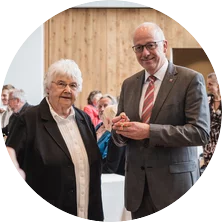 Im Auftrag des Bundespräsidenten zeichnete Bremerhavens Stadtverordnetenvorsteher Torsten von Haaren die 82-Jährige in den Räumen des Deutschen Auswandererhauses mit dem Orden aus | © AWO Bremerhaven/Simone Hryzyk