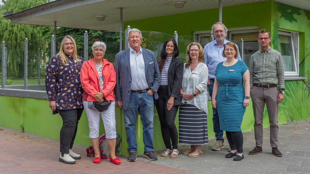 Starten ein Projekt gegen den Fachkräftemangel (im Bild von links): Vanessa Kipp (Einrichtungsleitung Gerhard-van-Heukelum-Haus), Sybille Böschen (Stellv. Vorsitzende AWO Kreisverband Bremerhaven e.V.), Dr. Uwe Lissau (Vorsitzender AWO Kreisverband Bremerhaven e.V.), Denise von Döhlen (Lehrkraft Paula-Modersohn-Schule), Heike Bülken (Leitung Fachbereich Pflege AWO Bremerhaven), Dr. Joachim Wolff (Schulleiter Paula-Modersohn-Schule), Rebekka Riss (Schulleitung Ursula-Kaltenstein-Akademie für Gesundheit und Pflege der AWO) und Stadtrat Michael Frost, Dezernent für Schule. | © AWO Bremerhaven/Simone Hryzyk