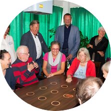 Im Bild stehend von links mit Bewohner*innen des Lotte Lemke-Hauses: Heike Bülken (AWO Fachbereichsleitung Pflege), sitzend Anja Kempf (Fischereihafen Business Club), Einrichtungsleitung Doris Völkel, AWO Vorsitzender Dr. Uwe Lissau, sitzend Martina Buchholz (FBC), Timo Hilgeland (Vorsitzender FBC), Sybille Böschen (AWO Vorstand), Thorsten Schulz (Wespa) sowie Betreuungskraft Marko Detje. | © Thomas Krüger / AWO Bremerhaven