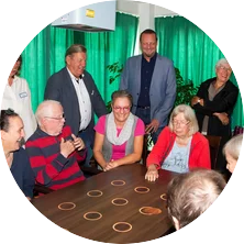 Im Bild stehend von links mit Bewohner*innen des Lotte Lemke-Hauses: Heike Bülken (AWO Fachbereichsleitung Pflege), sitzend Anja Kempf (Fischereihafen Business Club), Einrichtungsleitung Doris Völkel, AWO Vorsitzender Dr. Uwe Lissau, sitzend Martina Buchholz (FBC), Timo Hilgeland (Vorsitzender FBC), Sybille Böschen (AWO Vorstand), Thorsten Schulz (Wespa) sowie Betreuungskraft Marko Detje. | © Thomas Krüger / AWO Bremerhaven