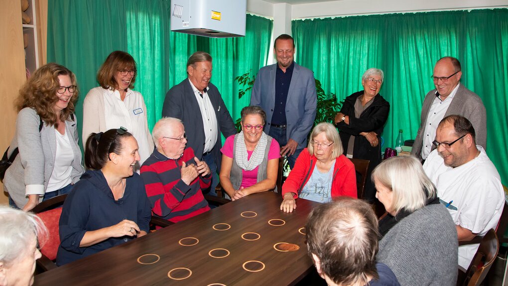 Im Bild stehend von links mit Bewohner*innen des Lotte Lemke-Hauses: Heike Bülken (AWO Fachbereichsleitung Pflege), sitzend Anja Kempf (Fischereihafen Business Club), Einrichtungsleitung Doris Völkel, AWO Vorsitzender Dr. Uwe Lissau, sitzend Martina Buchholz (FBC), Timo Hilgeland (Vorsitzender FBC), Sybille Böschen (AWO Vorstand), Thorsten Schulz (Wespa) sowie Betreuungskraft Marko Detje. | © Thomas Krüger / AWO Bremerhaven Im Bild stehend von links mit Bewohner*innen des Lotte Lemke-Hauses: Heike Bülken (AWO Fachbereichsleitung Pflege), sitzend Anja Kempf (Fischereihafen Business Club), Einrichtungsleitung Doris Völkel, AWO Vorsitzender Dr. Uwe Lissau, sitzend Martina Buchholz (FBC), Timo Hilgeland (Vorsitzender FBC), Sybille Böschen (AWO Vorstand), Thorsten Schulz (Wespa) sowie Betreuungskraft Marko Detje. | © Thomas Krüger / AWO Bremerhaven