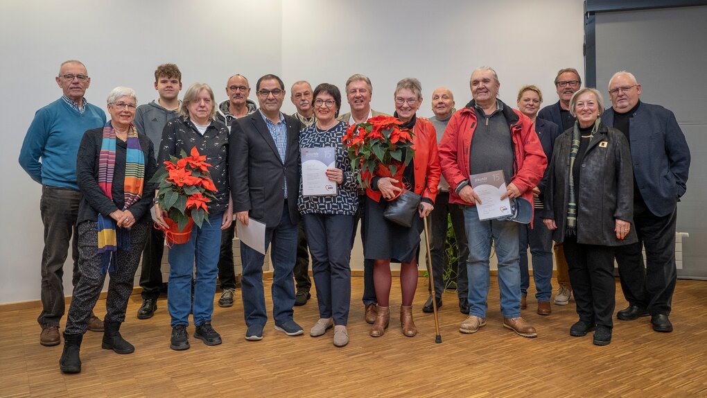 Mitgliederehrung beim AWO Kreisverband Bremerhaven (von links): Hans-Hermann Strapko, Sybille Böschen (Vorstand), Ole Claas Neubauer, Ute Niehaus, Axel Böhm, Muhlis Kocaaga, Peter Dierschke, Gunda Türk, Vorstandsvorsitzender Dr. Uwe Lissau, Tarja Weyer, Günter Schmidt, Rihart Marinkov, Silke Rupietta (Geschäftsführung Kreisverband), Claus Kaminiarz, Barbara Riechers-Kuhlmann (Vorstand), Hans-Werner Busch. Fotos: AWO/Simone Hryzyk | © Simone Hryzyk/AWO Bremerhaven Mitgliederehrung beim AWO Kreisverband Bremerhaven (von links): Hans-Hermann Strapko, Sybille Böschen (Vorstand), Ole Claas Neubauer, Ute Niehaus, Axel Böhm, Muhlis Kocaaga, Peter Dierschke, Gunda Türk, Vorstandsvorsitzender Dr. Uwe Lissau, Tarja Weyer, Günter Schmidt, Rihart Marinkov, Silke Rupietta (Geschäftsführung Kreisverband), Claus Kaminiarz, Barbara Riechers-Kuhlmann (Vorstand), Hans-Werner Busch. Fotos: AWO/Simone Hryzyk | © Simone Hryzyk/AWO Bremerhaven