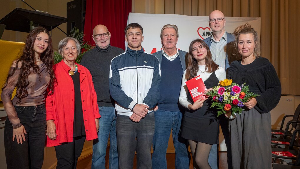 Wollen noch viel erreichen: Die Jugendlichen vom Kreisjugendwerk der AWO Bremerhaven zusammen mit AWO Geschäftsführung und Vorstand. | © AWO Bremerhaven/Simone Hryzyk Wollen noch viel erreichen: Die Jugendlichen vom Kreisjugendwerk der AWO Bremerhaven zusammen mit AWO Geschäftsführung und Vorstand. | © AWO Bremerhaven/Simone Hryzyk