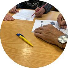 Lesen und Schreiben lernen im Erwachsenenalter ist eine besondere Herausforderung. Lesen und Schreiben lernen im Erwachsenenalter ist eine besondere Herausforderung.